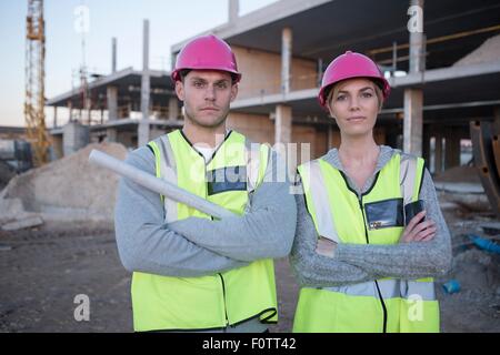 Ritratto di geometra e architetto sul sito in costruzione Foto Stock