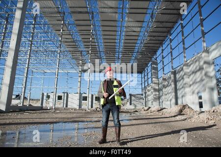 Architetto guardando il telaio di costruzione Foto Stock