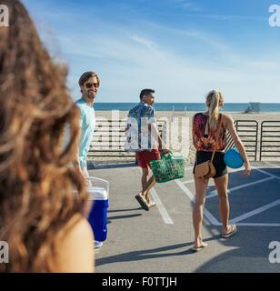 Gruppo di amici, passeggiate verso la spiaggia Foto Stock