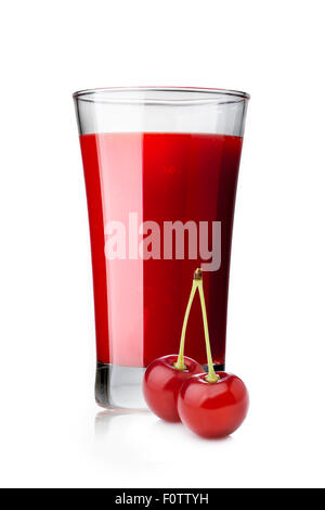 Fresche ciliege acide succo nel bicchiere highball con ciliegie sul primo piano isolato su bianco Foto Stock