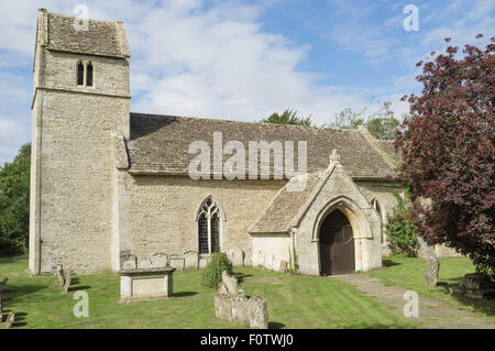 Sant'Andrea chiesa nel villaggio Costwold di Eastleach Turville, Gloucestershire, England, Regno Unito Foto Stock