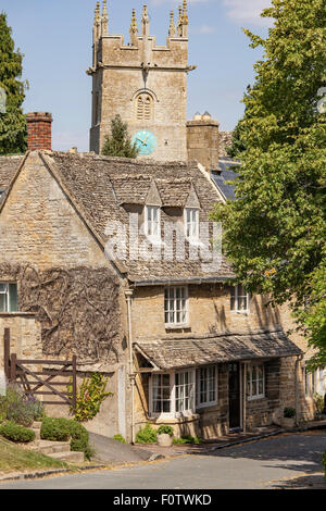 St James Chiesa torre sorge sopra attraente Cotswold cottage nel villaggio di Longborough, Gloucestershire, England, Regno Unito Foto Stock