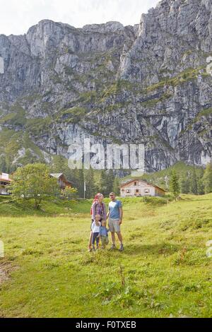 Ritratto di famiglia in ambiente rurale, Benediktbeuern, Baviera, Germania Foto Stock