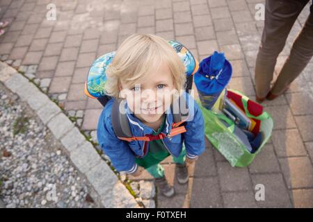 Ritratto di giovane ragazzo al primo giorno di scuola, Baviera, Germania Foto Stock