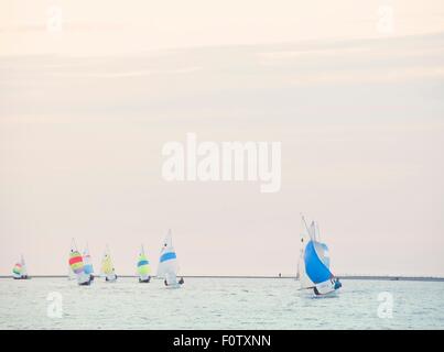 Gruppo di barche a vela vela sul mare, West Kirby, Wirral, Regno Unito Foto Stock