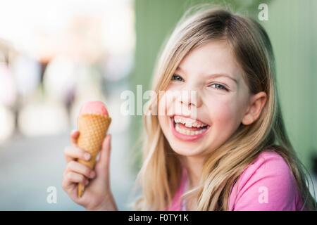 Ritratto di giovane ragazza mangiare gelato Foto Stock