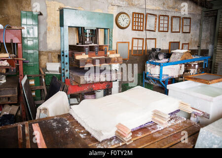 Carte e pressa in fabbrica Foto Stock