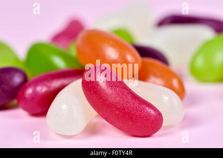 Close up di Jelly Beans su sfondo rosa Foto Stock