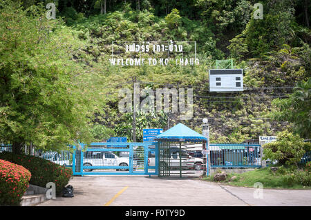 Segno di benvenuto a Ao Sapparot Pier (Ananas Pier) su Koh Chang, Thailandia Foto Stock