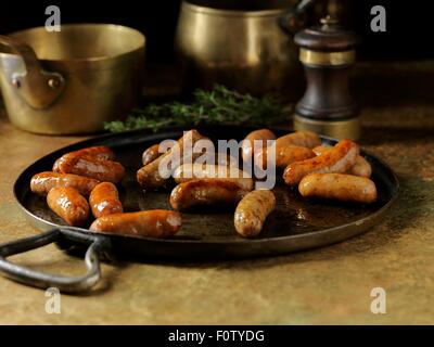 Rustico vita ancora con cocktail di fritto salsicce in metallo piatto di servizio Foto Stock