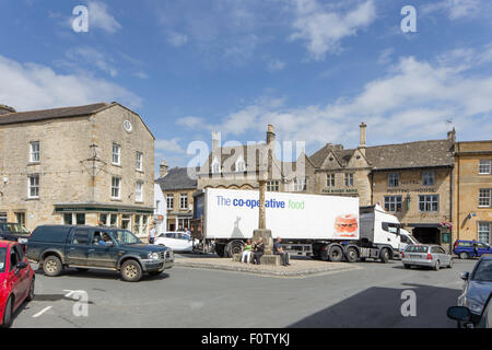 Autocarro in Cotswold città di Stow on the Wold, Gloucestershire, England, Regno Unito Foto Stock