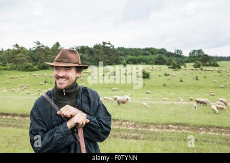 Ritratto di imprenditore nel campo, sorridente Foto Stock