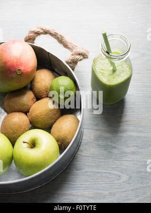 Vasetto di fresco frullato verde e la coppa di frutta e verdura Foto Stock