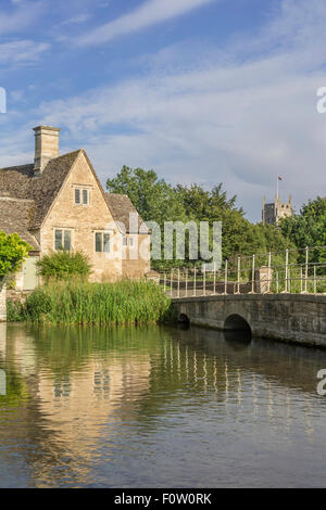 Fairford mulino sul Fiume Coln, nel Cotswold città mercato di Fairford, Gloucestershire, England, Regno Unito Foto Stock