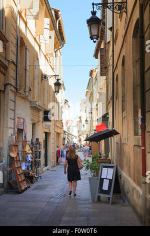 Le strette vie del centro storico di Arles Francia Foto Stock
