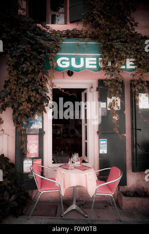 Non occupato persona due sedie e tavolo esterno caffè francese Foto Stock