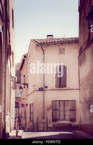 Il vecchio villaggio francese street ed edifici lavato fuori effetto colore senza persone Foto Stock