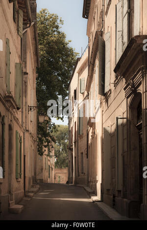 Stretta strada francese di case senza marciapiedi e senza persone Foto Stock