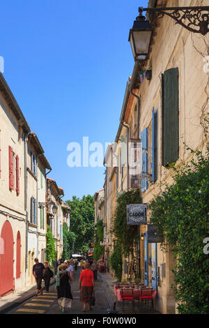 Le strette vie del centro storico di Arles Francia Foto Stock