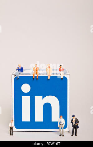 Statuine in miniatura e Linkedin logo, social media, le interazioni sociali e le relazioni sociali concept Foto Stock