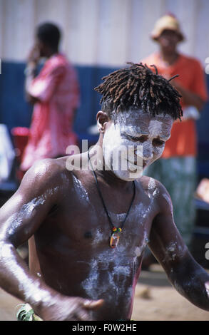 Un malgascio uomo con corpo dipinto facendo una danza tradizionale in Andoany o Hell-Ville, la capitale del Madagascar è più commercializzata, isola di Nosy Be, Diana Regione, Oceano Indiano Foto Stock