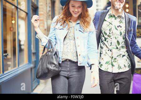 Vista ritagliata della coppia elegante da shopping di Londra, Regno Unito Foto Stock