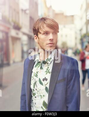 Ritratto di elegante metà uomo adulto su Street, Londra, Regno Unito Foto Stock