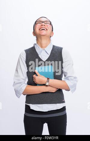 Imprenditrice abbracciando digitale compressa, ridendo Foto Stock