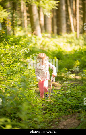 Bambina nel bosco di età compresa tra i 4-7 Foto Stock