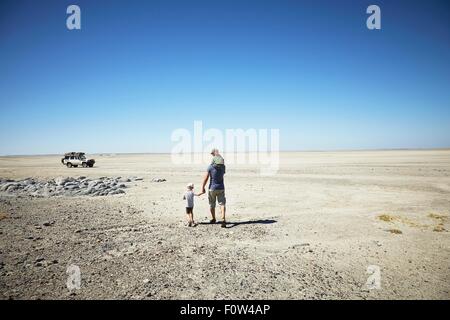 Padre e figli godendo di vista, Kubu Island, Makgadikgadi Pan, Botswana, Africa Foto Stock