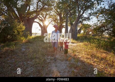 Madre e figli godendo di vista, Nxai Pan National Park, Deserto Kalahari, Africa Foto Stock