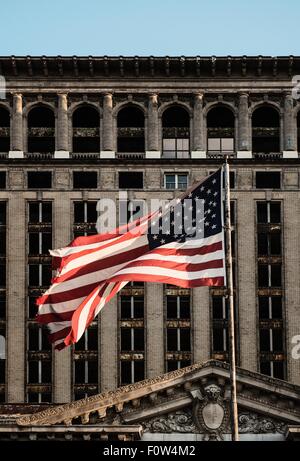 Bandiera americana sventola davanti al Michigan Central Station, Detroit, Michigan, Stati Uniti d'America Foto Stock