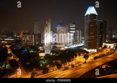 Vista di autostrada e grattacieli di notte, Singapore Foto Stock