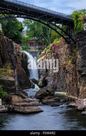 Grande cade sul fiume Passaic nella città di Paterson nel Passaic County, New Jersey, Stati Uniti. Foto Stock
