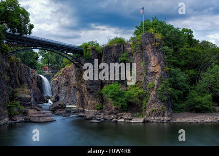 Paterson Great Falls - vista la Grande cade sul fiume Passaic nella città di Paterson nel Passaic County, New Jersey, Stati Uniti. Le Cascate del Fiume Passaic è una cascata di spicco, a 77 metri di altezza. Foto Stock