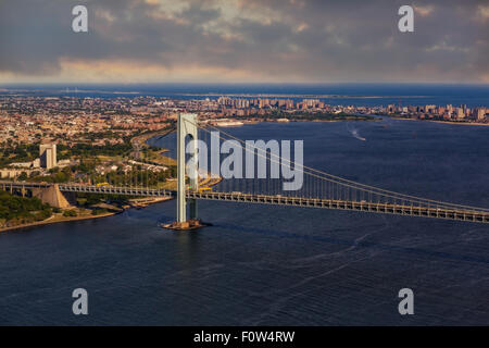 Verrazano Narrows Bridge NYC - Vista aerea guardando verso sud oltre il Fiume Hudson di Verrazano stretto ponte di Staten Island e di Brooklyn a New York City. Il Verrazano-Narrows Bridge è un doppio-adorna ponte di sospensione in New York che collega la città di New York quartieri di Staten Island e Brooklyn. Disponibile in versione a colori così come in una stampa in bianco e nero. Per visualizzare ulteriori immagini dal mio New York City Gallery si prega di visitare il sito web: www.susancandelario.com Foto Stock