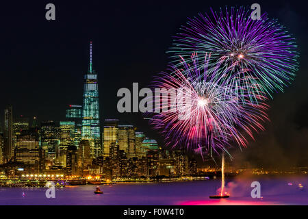 New York City Summer - Fuochi d'artificio Fuochi d'artificio display estive Festa sul fiume Hudson da Chelsea Pier con One World Trade Center (WTC) e altri grattacieli del quartiere finanziario e Battery Park di Manhattan a New York City (NYC), New York. Foto Stock