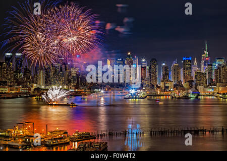 Manhattan NYC Estate fuochi d'artificio - Fireworks display estive Festa sul fiume Hudson da Manhattan con grattacieli illuminati nella città di New York (New York), New York. Foto Stock