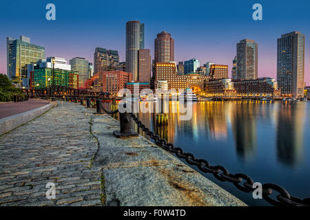 Il Boston Harbor con Boston il quartiere finanziario della città. Foto Stock