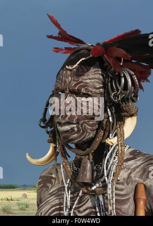 Ritratto di uomo dalla tribù dei Mursi decorate con faccia vernice, Etiopia, Africa Foto Stock