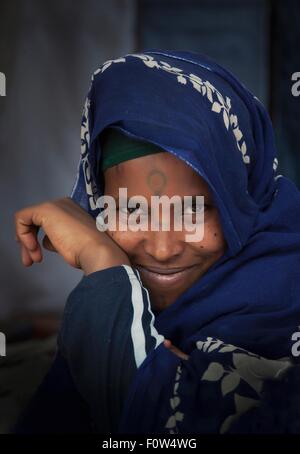 Ritratto di sorridere Amhara donna blu da indossare abbigliamento tradizionale, Etiopia, Africa Foto Stock