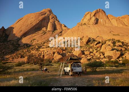 Fuoristrada con tende a pelo sulla parte superiore, Swakopmund, Erongo, Namibia Foto Stock