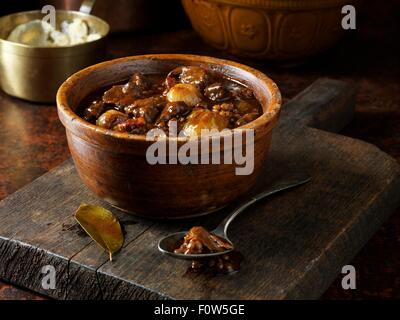 Lenta cottura stinco di manzo al vino rosso con sugo di carne Foto Stock