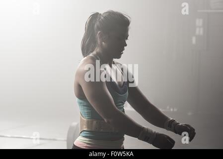 Giovane donna che lavora fuori in palestra Foto Stock