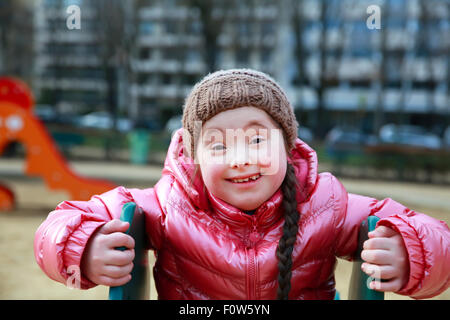 Ritratto di bella ragazza sul parco giochi Foto Stock