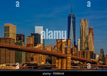 Il Ponte di Brooklyn e sullo skyline di New York. Foto Stock