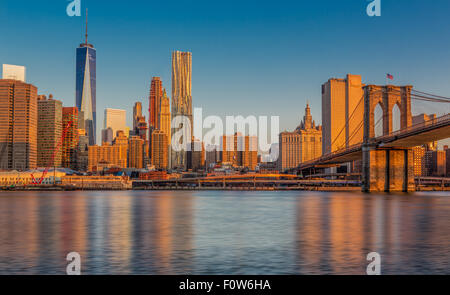 Il Ponte di Brooklyn e sullo skyline di New York. Foto Stock