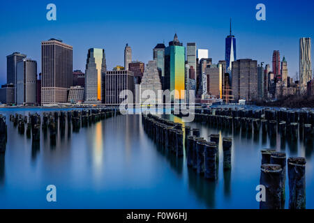 Il sole sorge alle sullo skyline di New York. Foto Stock