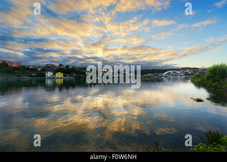 A Plentzia fiume e ponte con le nubi riflessi Foto Stock