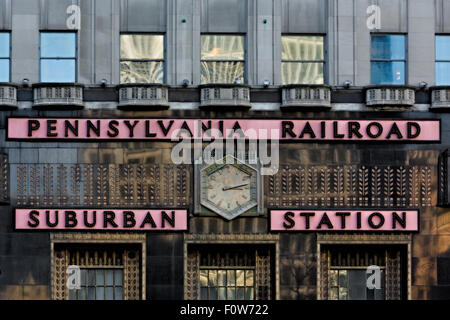 In Pennsylvania stazione suburbana - chiudere la vista all'architettura in stile art deco della Pennsylvania Railroad stazione suburbana a Philadelphia, Pennsylvania. Foto Stock